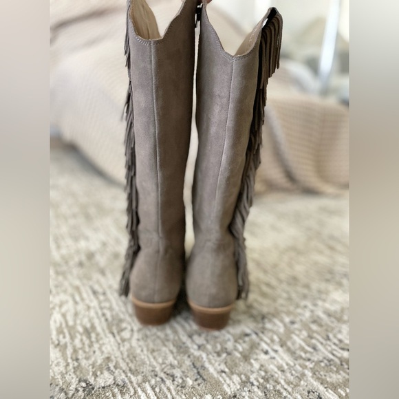 Naughty Monkey Tall Fringe Boots Size 8 Suede Taupe Rodeo Doll - Picture 3 of 10